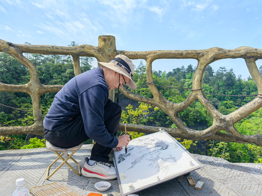 黔东南画家在世界自然遗产地云台山写生。田洪毅摄