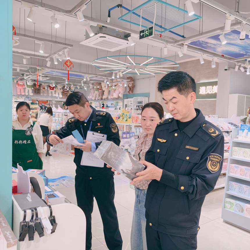 施秉县市场监督管理局执法人员在一精品店检查拼豆玩具。