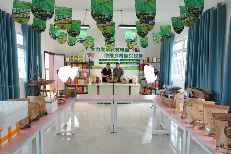 3、火石镇电商孵化基地助农直播卖货。
