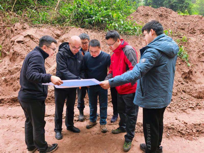 1.吴攀教授带领贵州大学环境专业青年学子查勘生态治理现场