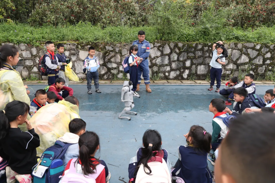 2.宇樹機器狗深受歡迎。