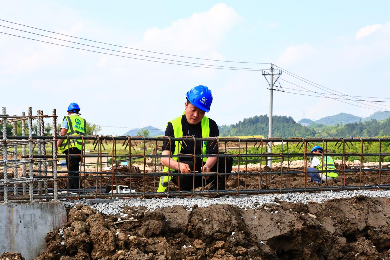 工人们正在修建围挡。
