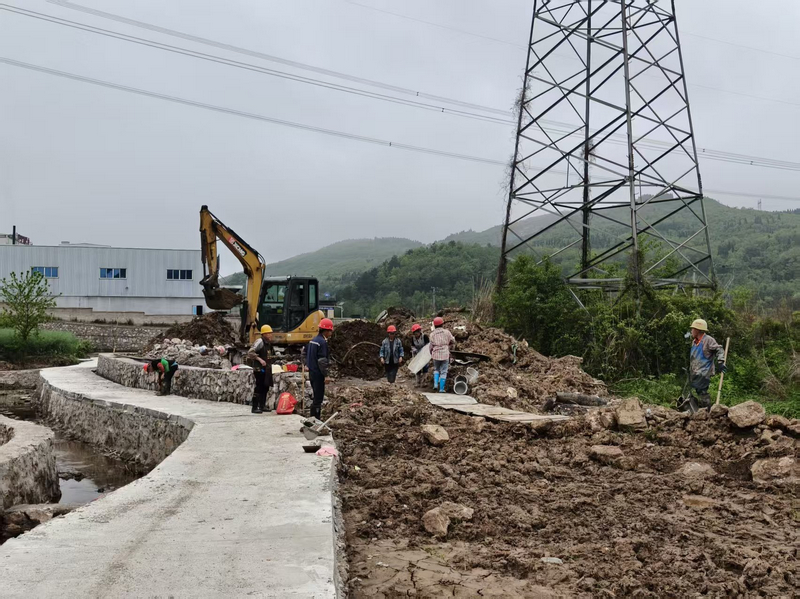 新建的灌溉溝渠與產業便道正緊鑼密鼓進行收尾作業。