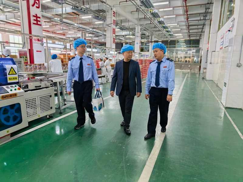 1、仁怀市税务局税费服务工作队入企了解生产情况。