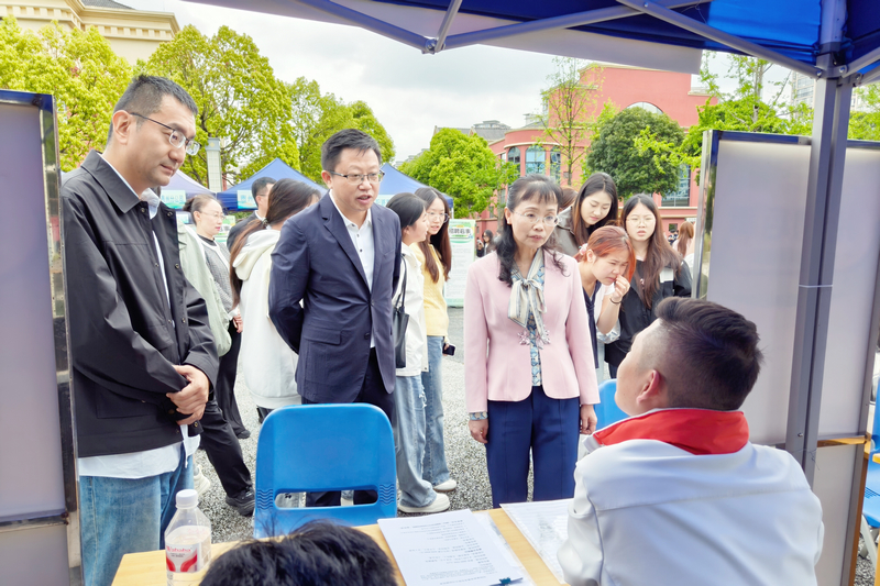 省妇女联合会副主席蒋耘、校党委书记王鸣明与用人单位交流。