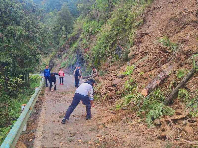 干群同心清理塌方土石。