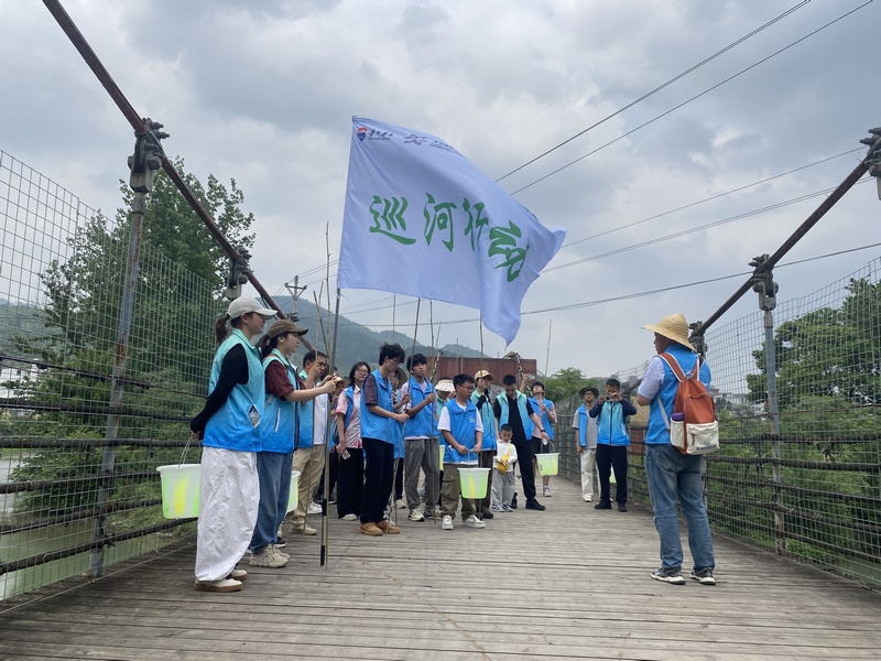 志愿者前往五马河畔开展河道专项整治行动。