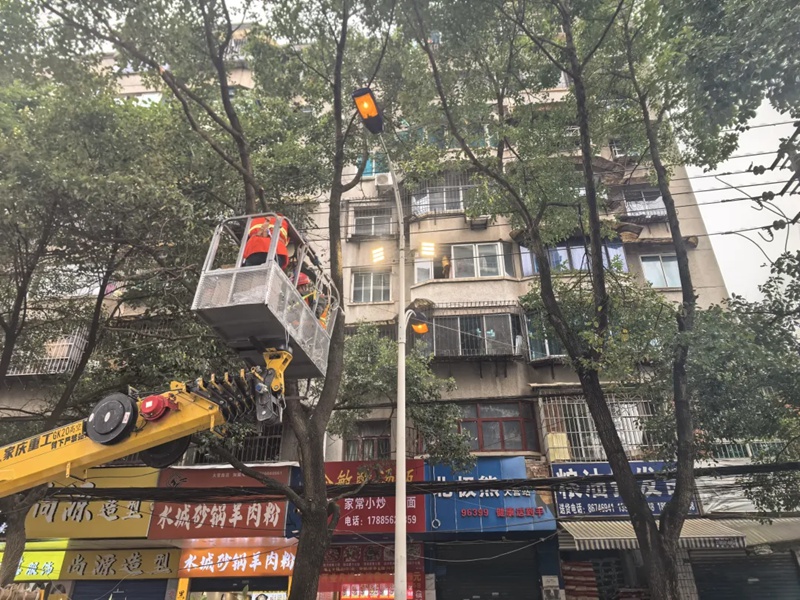 加裝4盞150W的LED投光燈。