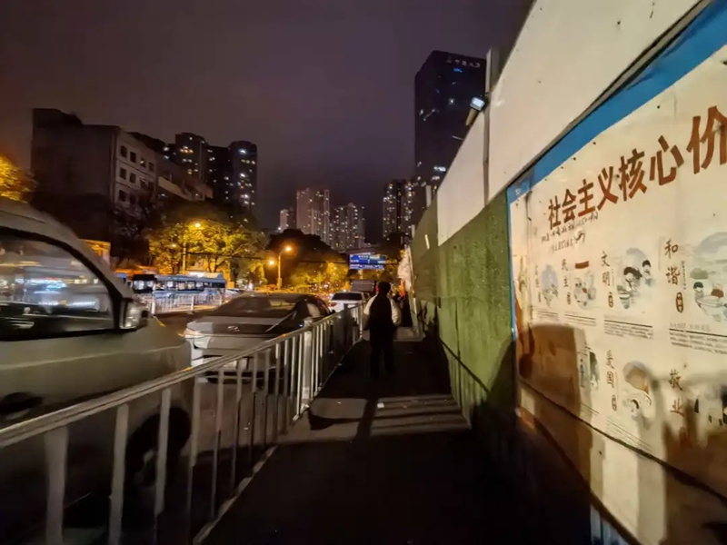 人行通道照明不足。