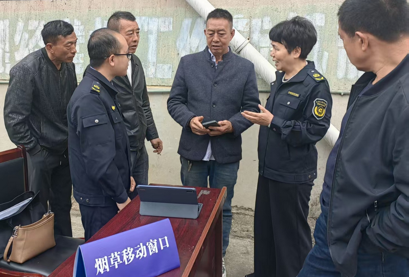 烟草专卖执法人员耐心解答群众疑问。