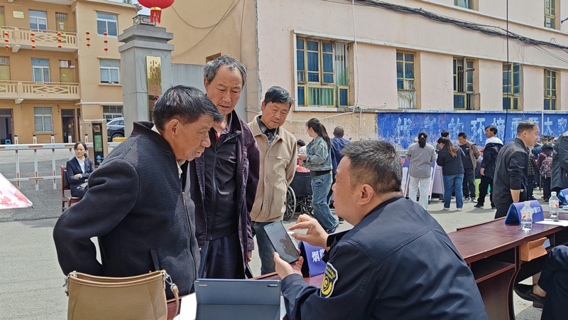 烟草专卖执法人员现场指导群众线上操作。