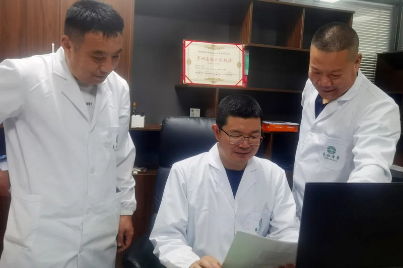 王俊杰（中）带领科研团队研究科技赋能乡村中药材产业发展。