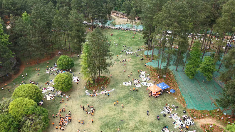 独山县拉然康养小镇成为游客与师生春游打卡热地。
