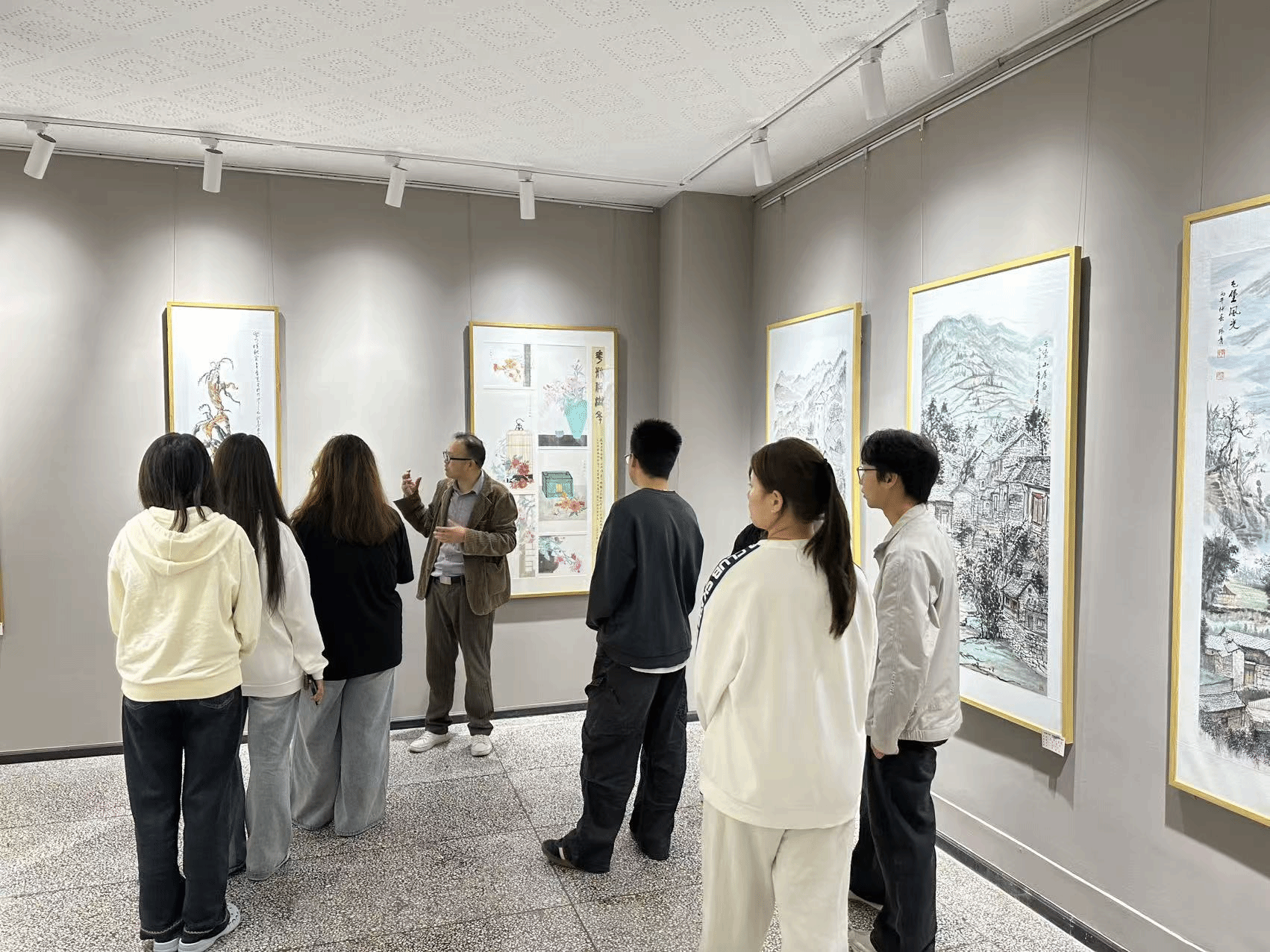 “印象屯堡”安顺市美术作品展现场。