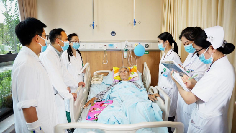 北京积水潭医院贵州医院老年骨科综合病房（老年髋部骨折治疗中心）内开展多学科联合查房。