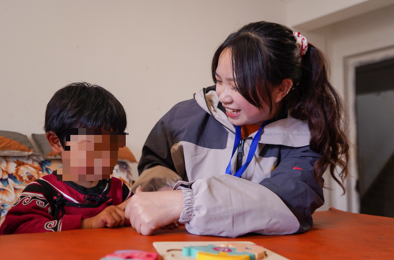 在威宁自治县五里岗街道祥和家园社区，育婴辅导员在家访过程中，和孩子互动点赞。（赵庆能 摄