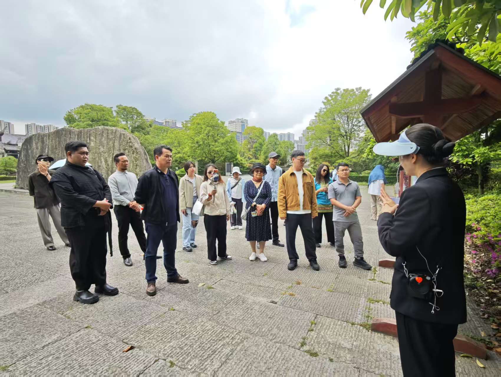 在中國陽明文化園裡講解員正在為大家講解。