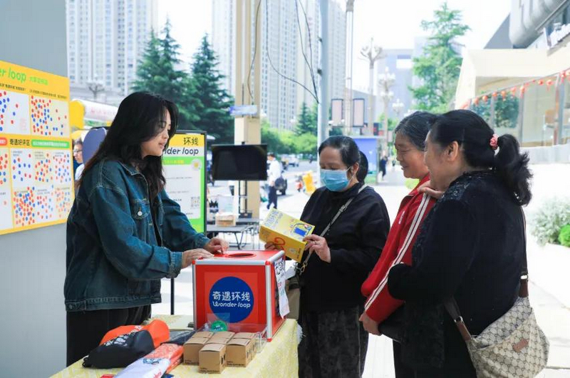 众多市民驻足咨询。