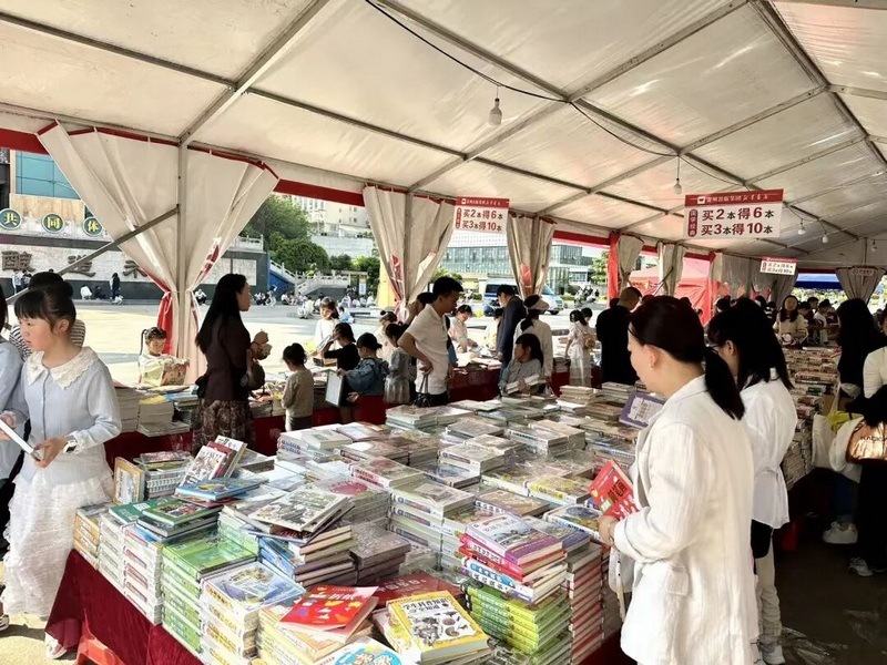 书展现场，市民们各凭所需选购图书。