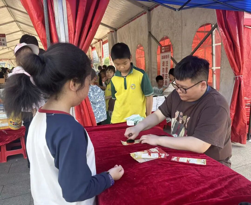 市民完成阅读可以获得印章，累计印章可兑换图书。