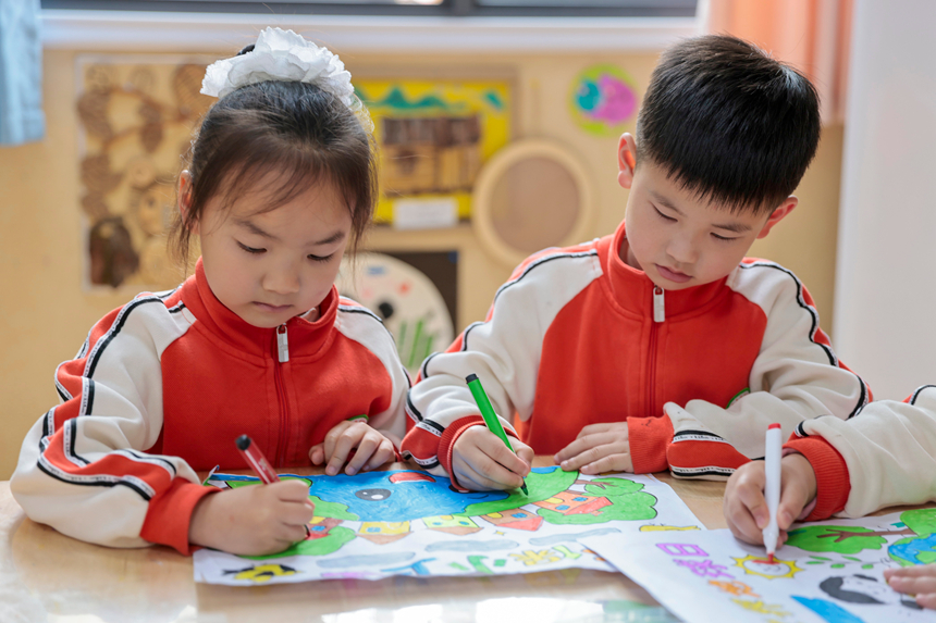 在贵州省黔东南苗族侗族自治州施秉县第四幼儿园，孩子们进行世界地球日主题绘画创作。