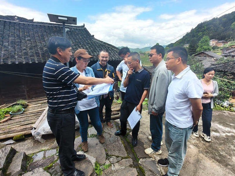 驗收組到都江鎮怎雷村對韋剛恆宅文物點進行實地核查.jpg