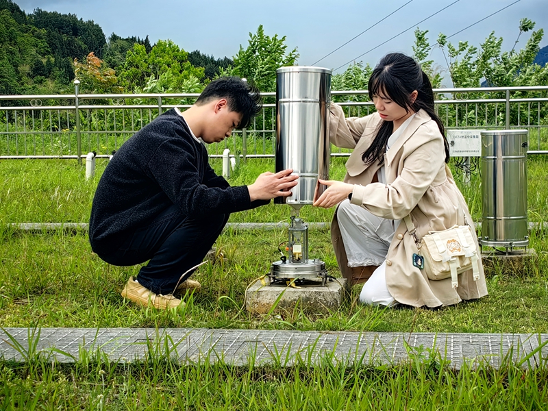 查看雨量计（何敏摄）.jpg