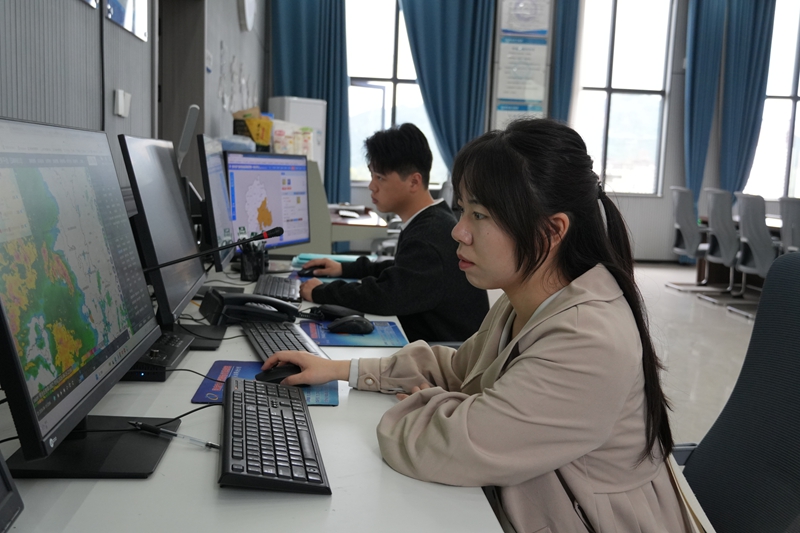 工作人员实时紧盯雷达回波动态(杨亚旭摄）.JPG