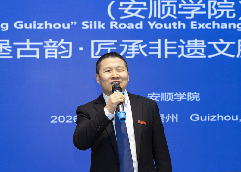 國際教育學院院長柴能與國際學生互動交流。