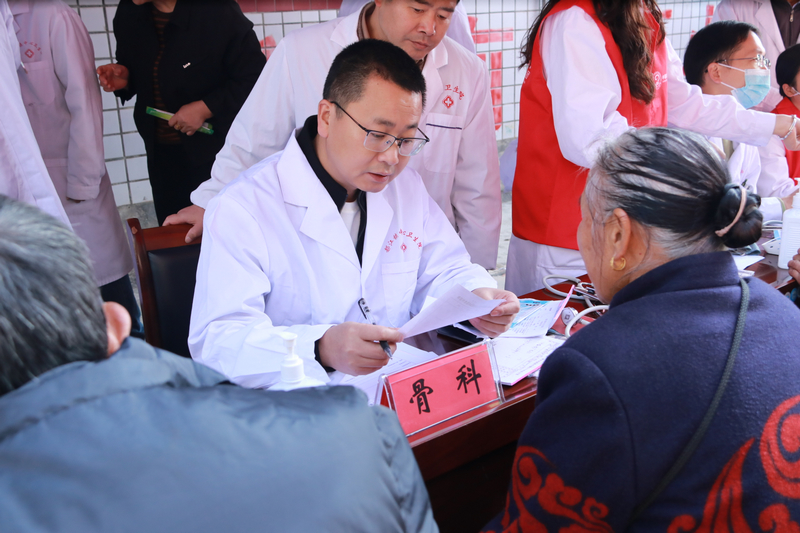 都江中心卫生院义诊活动三都县人民医院（医共体）总院院长吴术红在为群众讲解日常注意事项。