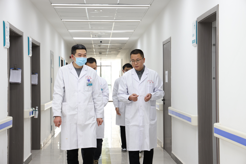 吴术红院长进行教学查房 。