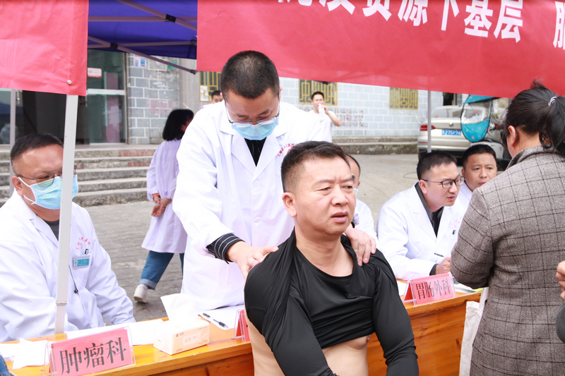 周覃站优质资源下沉，服务百姓健康吴术院长在义诊。
