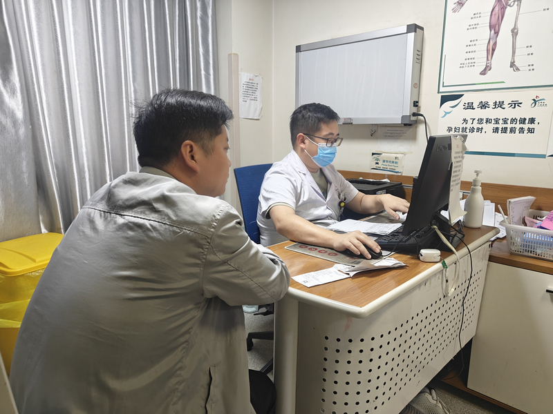 就医群众在息烽县人民医院急诊室开具电子处方。