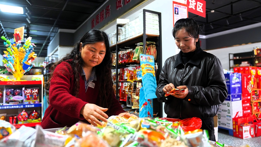 游客正在商店購物。