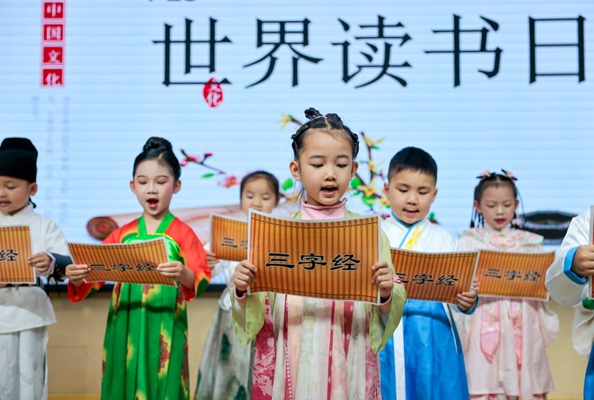在贵州省黔东南苗族侗族自治州施秉县第四幼儿园，小朋友们在诵读国学经典《三字经》。