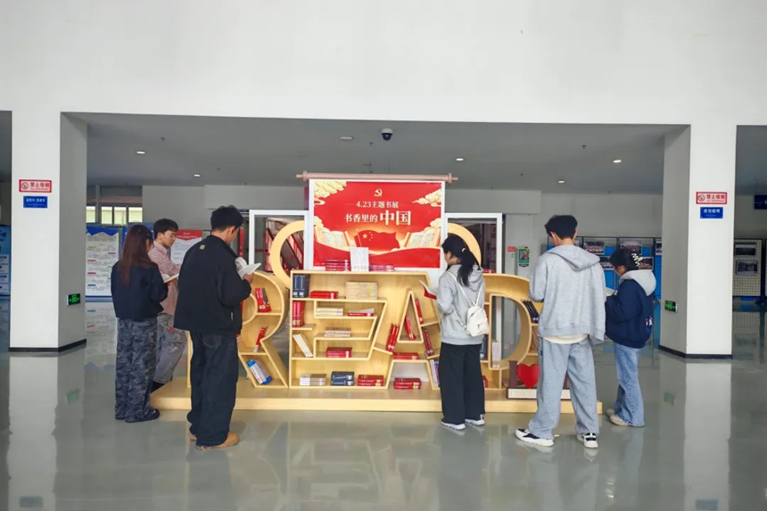 “书香里的中国”书籍展出。