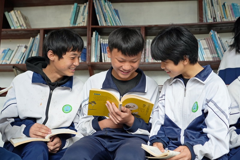 2026年4月22日，贵州省毕节市纳雍县乐治中学图书长廊，学生在阅读。 杨英摄
