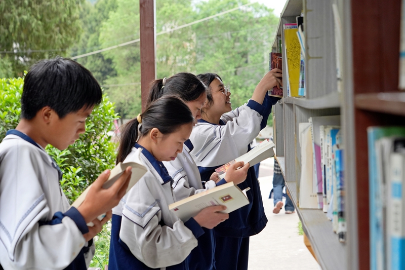 2026年4月22日，贵州省毕节市纳雍县乐治中学图书长廊，学生在看书。 杨英摄