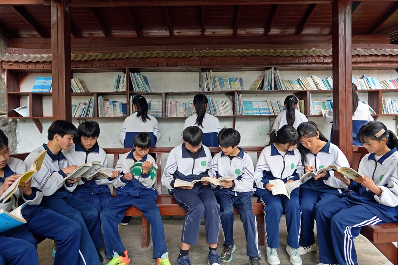 2026年4月22日，贵州省毕节市纳雍县乐治中学图书长廊，学生在看书。 杨英摄