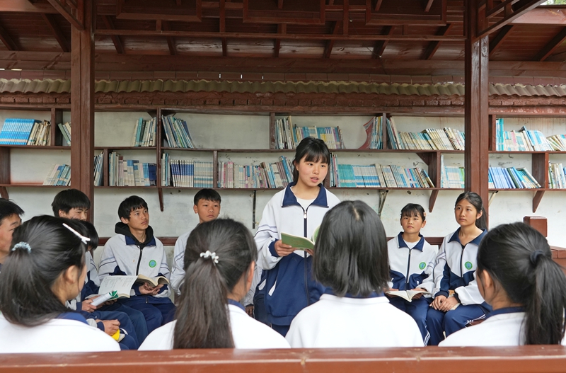 2026年4月22日，贵州省毕节市纳雍县乐治中学图书长廊，学生在分享阅读。 杨英摄