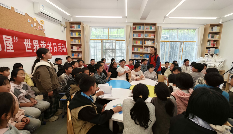 孩子們正在分享讀書感悟。