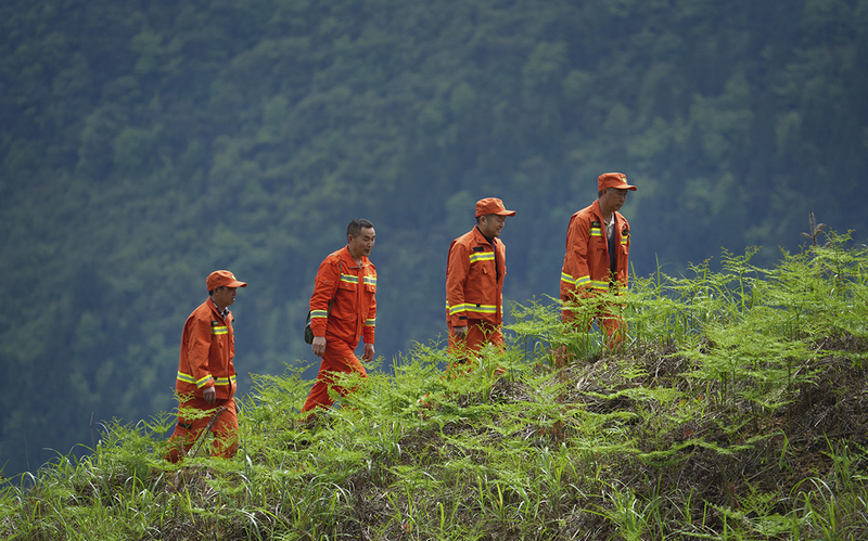 巡山途中正走过山顶。