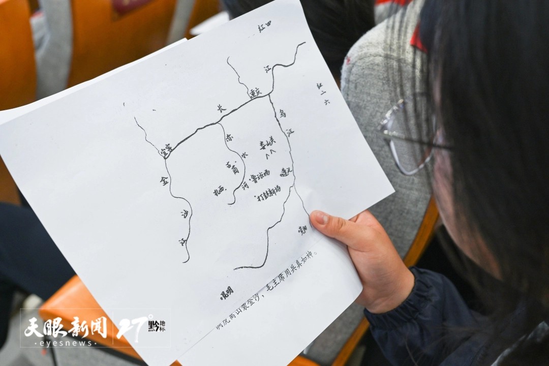 学生正在观看手绘地图。