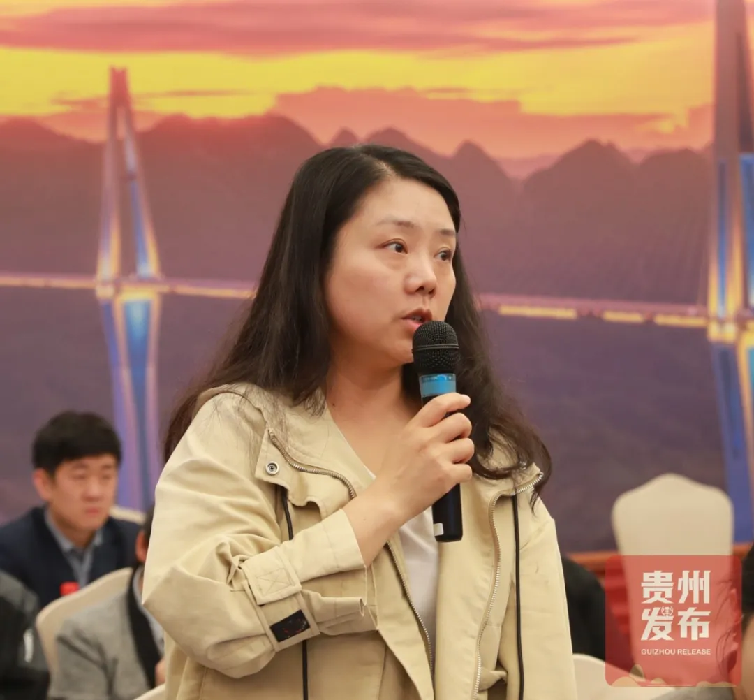 发言人答记者问。