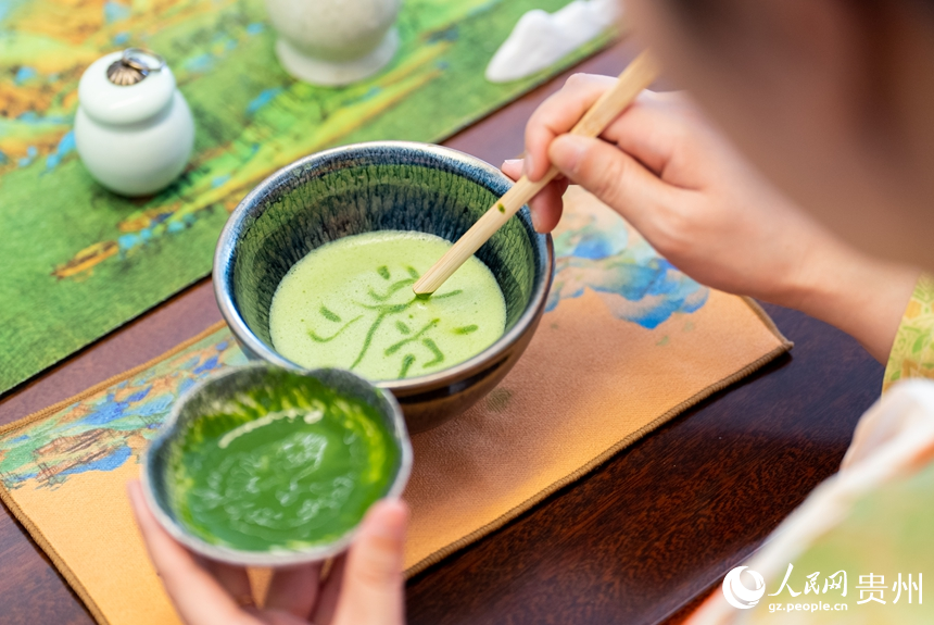 贵州省铜仁市江口县的抹茶体验店内，工作人员在为客人制作点茶。人民网记者 涂敏摄