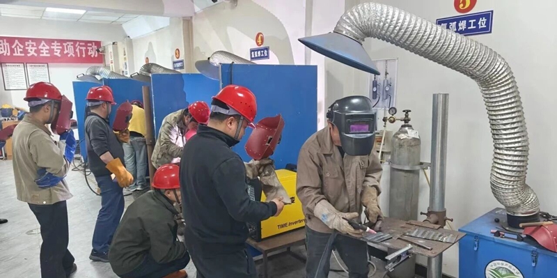 4 圖為焊工技能培訓.jpg