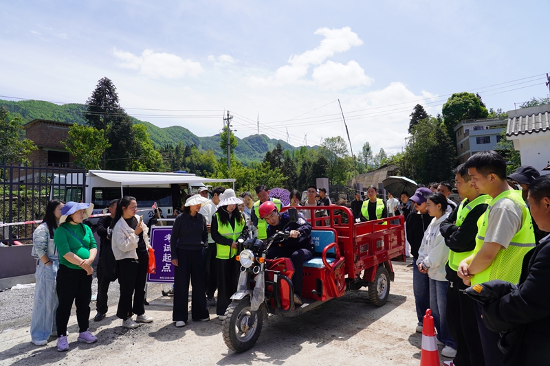 2026年4月23日，纳雍县姑开乡，送考下乡考场，民警给考生讲解考试规则。.JPG