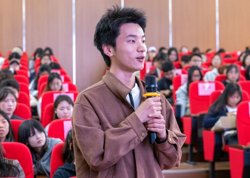 3、同学们踊跃向肖江虹老师提问.jpg