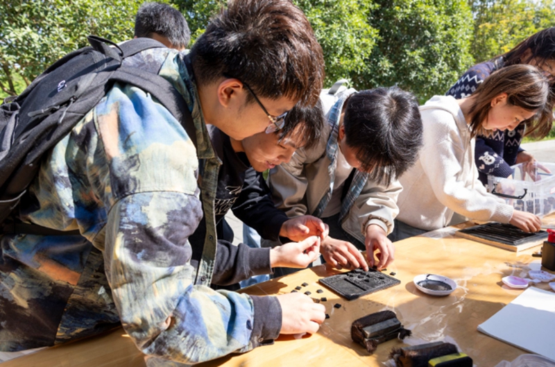 師生積極參與“梓槧經典     雕刻時光”雕版與活字印刷體驗活動.jpg