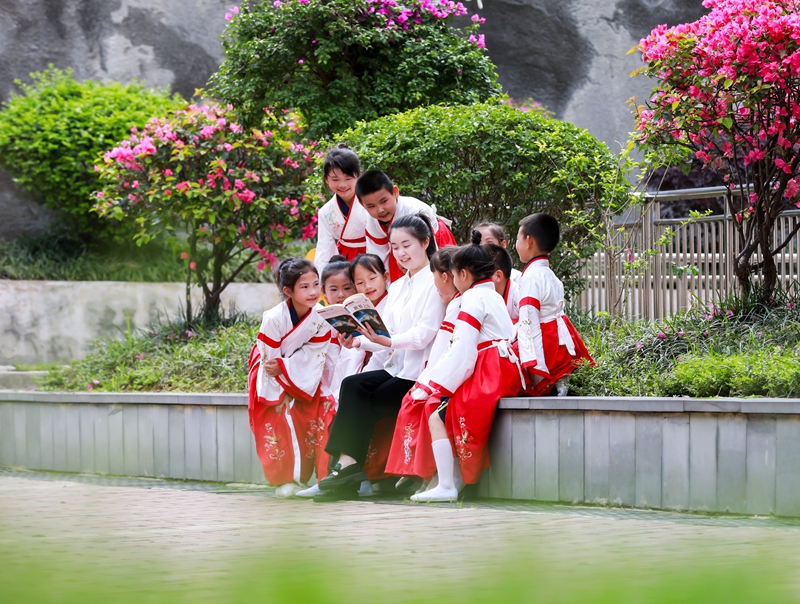 4月23日，贵州省黔南布依族苗族自治州罗甸县第五小学的师生在校园里阅读书籍。